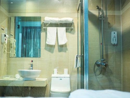 ein Bad mit einer Dusche, einem WC und einem Waschbecken in der Unterkunft GreenTree Alliance Zhejiang Zhoushan Haitian Avenue West Donghai Road Hotel in Zhoushan