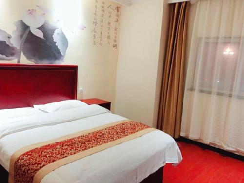 Postel nebo postele na pokoji v ubytování GreenTree Inn Jiangsu Lianyungang Donghai New Bus Station Express Hotel