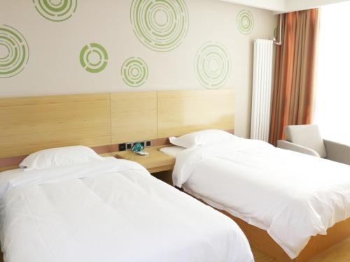 Postel nebo postele na pokoji v ubytování GreenTree Inn Linyi Lanshan Area Bancheng Town Xincheng First Road Express Hotel