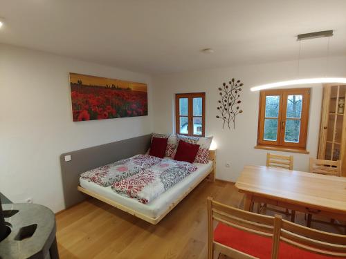 Zimmer mit einem Bett und einem Esstisch in der Unterkunft kleine Reblaus in Bad Waltersdorf