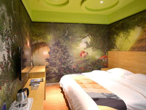 - une chambre avec un tableau mural et un lit dans l'établissement Shell Xingtai City Qiaodong DistrictXinhua South Road Hotel, à Xingtai