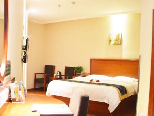 Katil atau katil-katil dalam bilik di GreenTree Inn Fuyang Shopping Mall