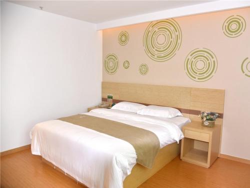 a bedroom with a large white bed in a room at GreenTree Inn Hebei Baoding Anguo Baoheng road Trading hall Express Hotel in Liucun