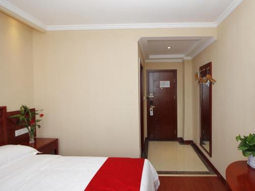 Ένα ή περισσότερα κρεβάτια σε δωμάτιο στο GreenTree Inn ShanDong RiZhao Bus Station FuHai Road Express Hotel