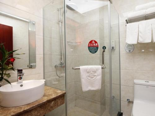 Ένα μπάνιο στο GreenTree Inn ShanDong RiZhao Bus Station FuHai Road Express Hotel