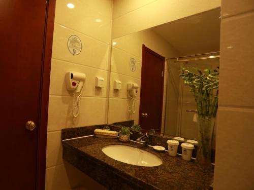 GreenTree Inn ShanDong YanTai FuShan District YongDa Street Express Hotel tesisinde bir banyo