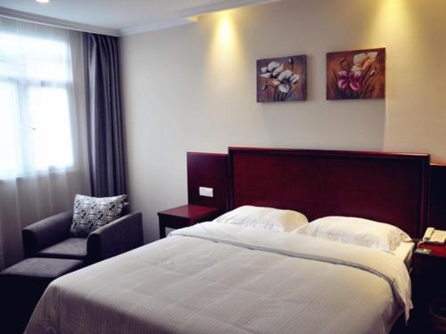 Postel nebo postele na pokoji v ubytování GreenTree Inn XuZhou Benteng Avenue Express Hotel