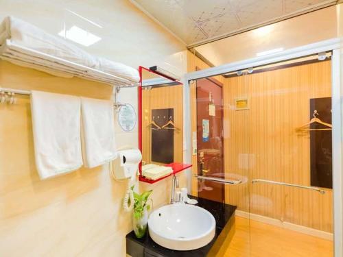 a bathroom with a toilet and a shower and a sink at GreenTree Alliance ShangHai PuDong Nicheng Nanlu Rd. Renmin Rd. Hotel in Nanhui