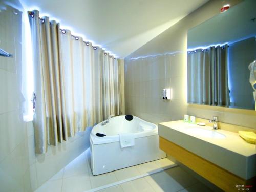 Vonios kambarys apgyvendinimo įstaigoje VaticaWuxi Huishan District Western Shengan Road Baile Square Hotel