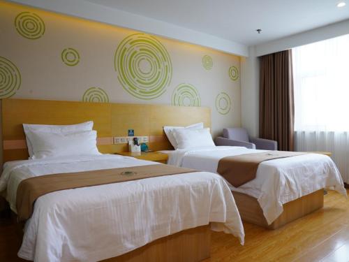 Letto o letti in una camera di GreenTree Inn Xingtai Renze District People Street Business Hotel