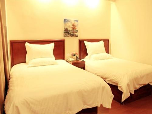 Postel nebo postele na pokoji v ubytování GreenTree Inn Hebei Langfang Dachang South HuaAn Road Express Hotel