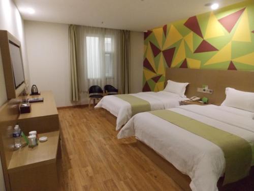 Una cama o camas en una habitación de Vatica HeNan LuoYang Wangcheng Park Hotel