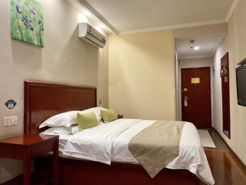 Postel nebo postele na pokoji v ubytování GreenTree Inn ShanDong Linxi Pingyi Mengyang Road Express Hotel