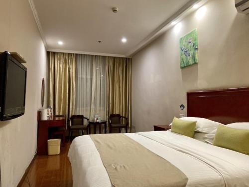 TV a/nebo společenská místnost v ubytování GreenTree Inn ShanDong Linxi Pingyi Mengyang Road Express Hotel