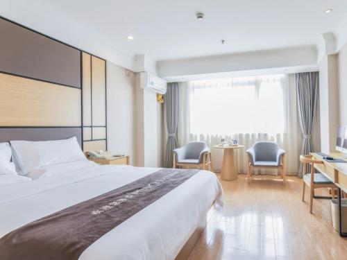 Postel nebo postele na pokoji v ubytování GreenTree Inn ShangHai SongJiang SongDong Business Hotel