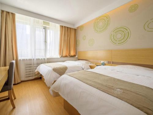 Tempat tidur dalam kamar di GreenTree Inn Shenyang Shenhe District Shenyang Station(N)Expreess Hotel