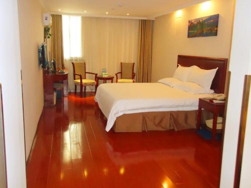 Postel nebo postele na pokoji v ubytování GreenTree Inn Anhui Hefei Xierhuan Botanical garden Business Hotel