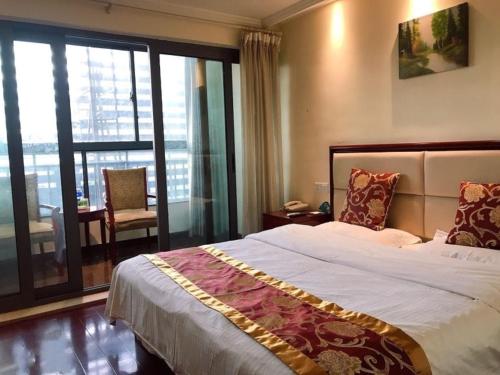 Кровать или кровати в номере GreeTree Inn JiangSu Suzhou Taiping High-speed North Station Express Hotel