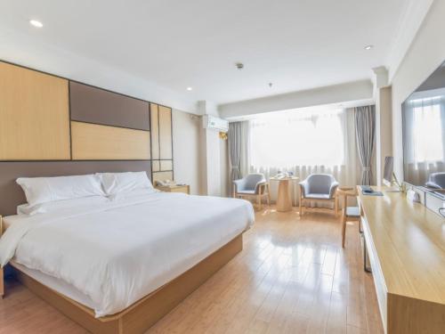 Postel nebo postele na pokoji v ubytování GreenTree Inn ShangHai SongJiang SongDong Business Hotel