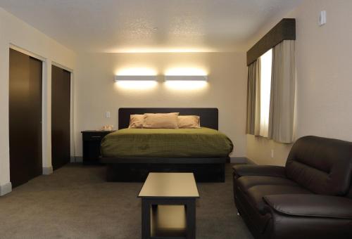 En eller flere senge i et værelse på Pioneer Inn