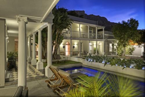 Cape Town的住宿－三號精品酒店，享有带游泳池的房屋外部景致