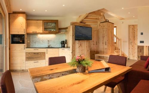 eine Küche und ein Esszimmer mit einem Holztisch in der Unterkunft Schweiggerhof in Villanders