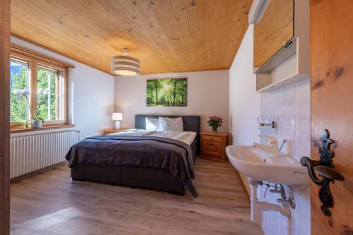 1 dormitorio con cama y lavamanos en Florin Ferien en Klosters