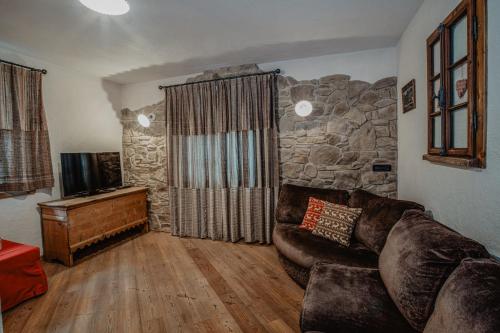 Televízia a/alebo spoločenská miestnosť v ubytovaní Pradella Apartments