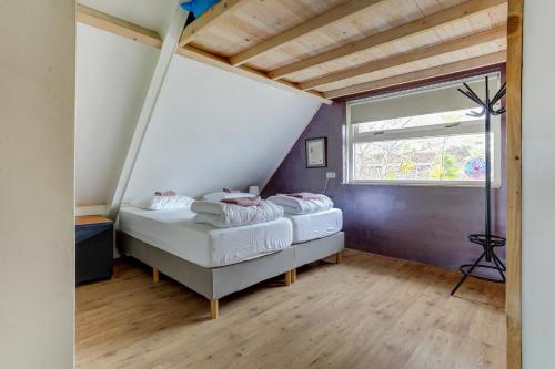 ゼーウォルデにあるVilla Leeuwerik (4-12 p.)の窓のある部屋にベッドが2つある