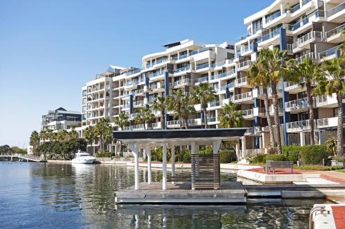 un gran edificio de apartamentos junto a una masa de agua en 504 Kylemore, en Ciudad del Cabo