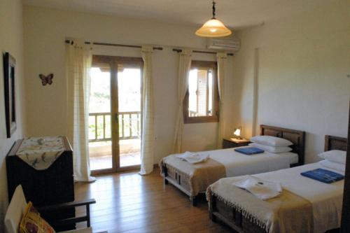 Giường trong phòng chung tại Crete Family Villas