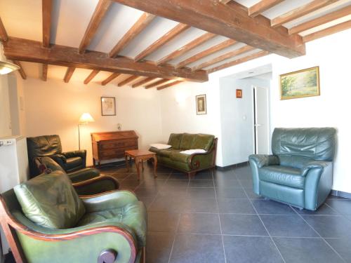 sala de estar con sofás, sillas y mesa en Lovely Cottage in Alle with Garden, en Alle