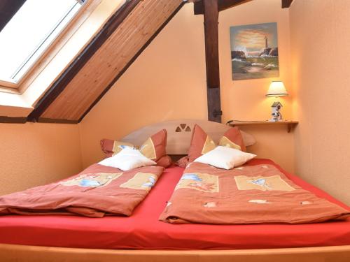 1 cama con 2 almohadas en el ático en Beautiful Mansion in Gorow with Terrace and Fenced Garden, en Gorow