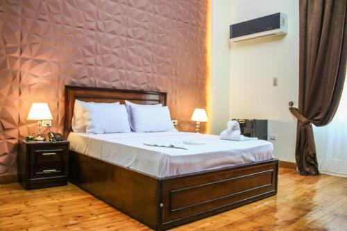 Una cama o camas en una habitación de Kmt Hostel