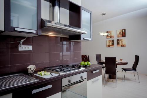 A kitchen or kitchenette at Apartments Toni