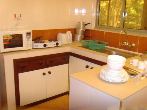 Η κουζίνα ή μικρή κουζίνα στο Kenya Comfort Suites