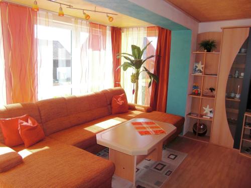sala de estar con sofá y mesa en Captivating Apartment in Lichtenhain with Pond, en Lichtenhain