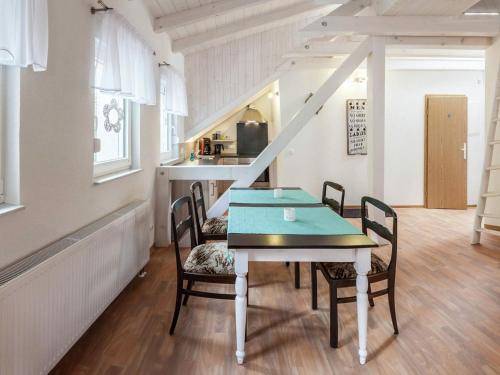 a dining room with a table and chairs at Ruhige Ferienwohnung mit Parkplatz in Thale in Thale