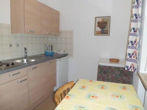 A kitchen or kitchenette at Appartments Stoanegg