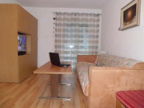 A seating area at Appartments Stoanegg