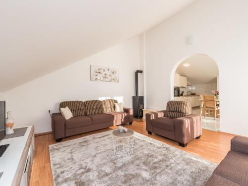Posezení v ubytování Spacious apartment with garden