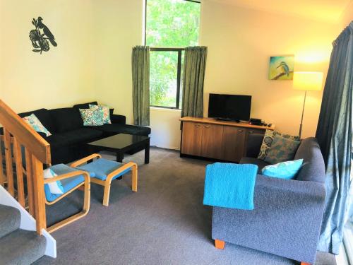 Uma área de estar em Kereru Retreat - Matakana Holiday Home