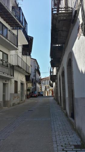 an empty street in a city with buildings at Casa Rural con encanto "Los Postigos" in Baños de Montemayor