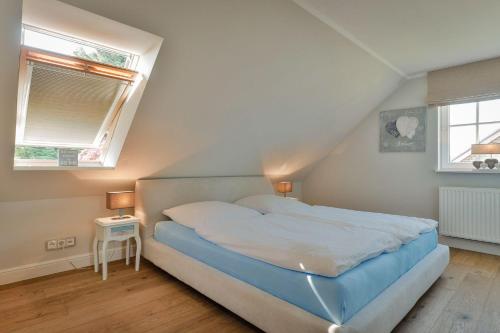 Haus-Blum-schoene-Ferienwohnung-in-absolut-ruhiger-Lage-in-Westerlandにあるベッド
