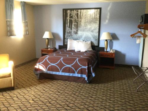 Una cama o camas en una habitación de Super 8 by Wyndham Adrian