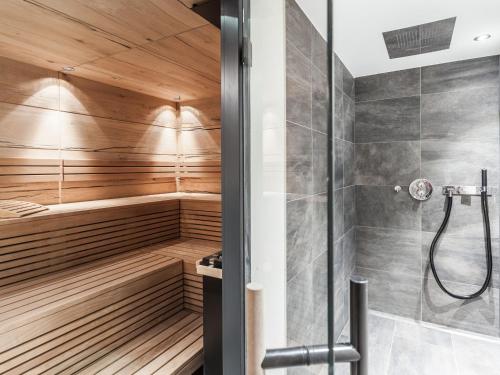 uma casa de banho com sauna e chuveiro em Graceful Chalet in Gaschurn with Sauna em Gaschurn