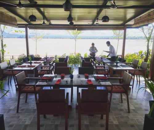 The Riviera Champasak tesisinde bir restoran veya yemek mekanı