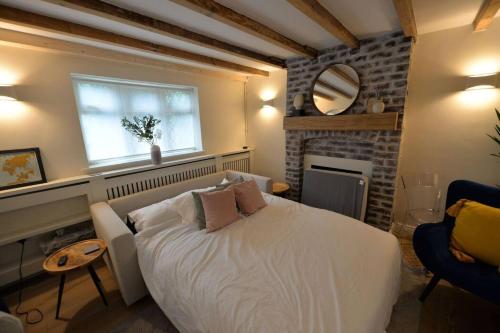 sypialnia z białym łóżkiem i oknem w obiekcie Beautiful House And Elevated Garden In Bridgnorth w mieście Bridgnorth