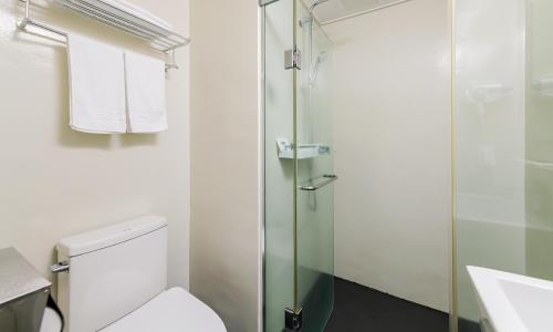 Bathroom sa Pampas Hotel Jeju