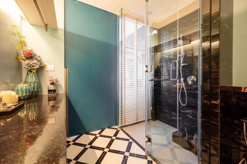 ナ・ジョムティエンにあるVeranda Pattaya/3BR Seaview/ExecutiveSuiteの浴室のガラス扉付きシャワー